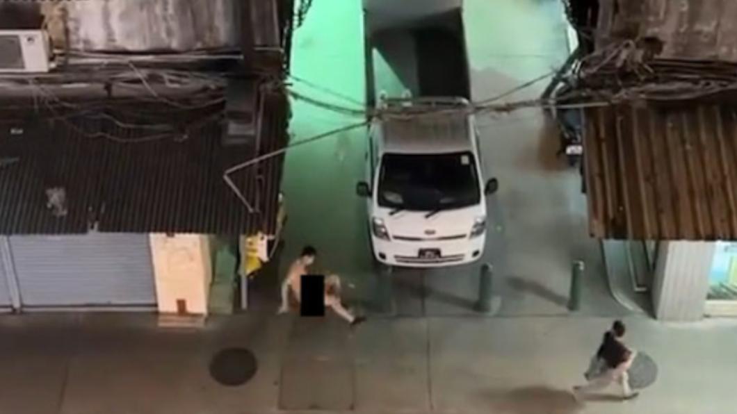 裸男屁股重重落地。（圖／翻攝自香港自由行加加微博）