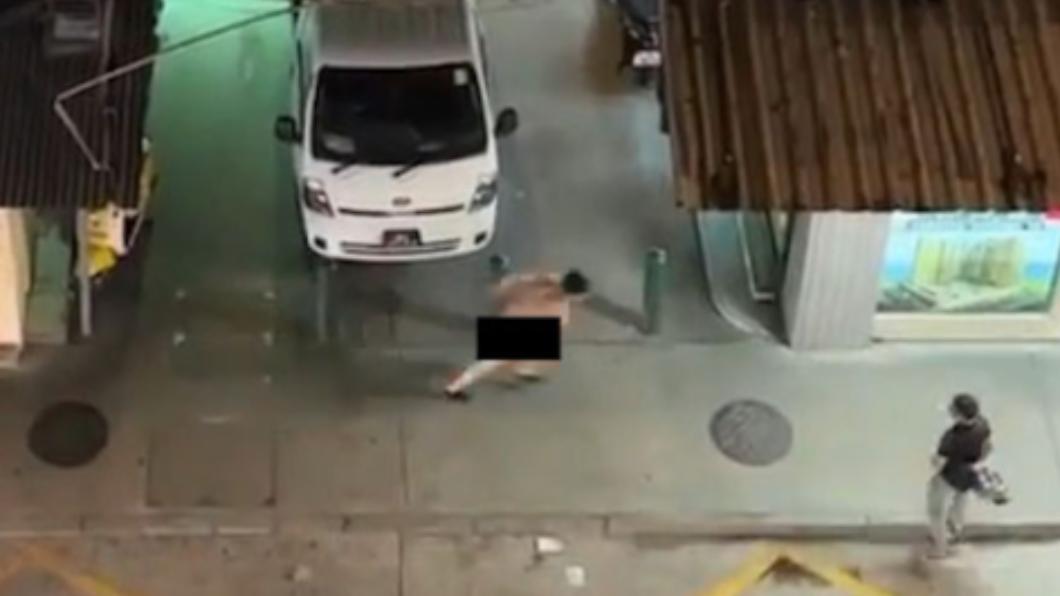 裸男被路人發現後倉皇逃跑。（圖／翻攝自香港自由行加加微博）