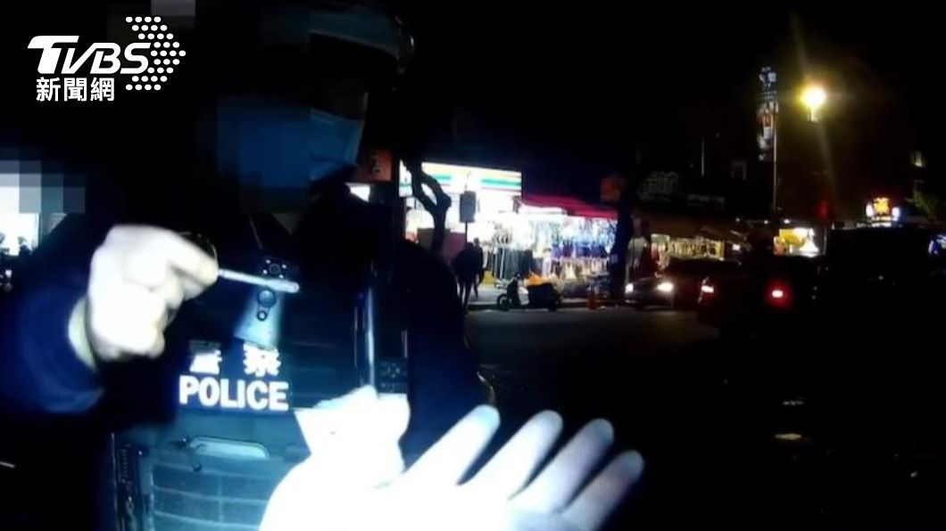 員警聞到濃濃毒品味,當場以檢驗試劑檢測。(圖/TVBS)