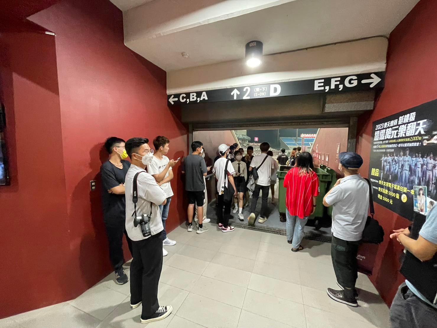 由於無法站在走道太久,許多民眾特地在場外守候,直到李多慧上台再入場拍攝。(圖/民眾提供)