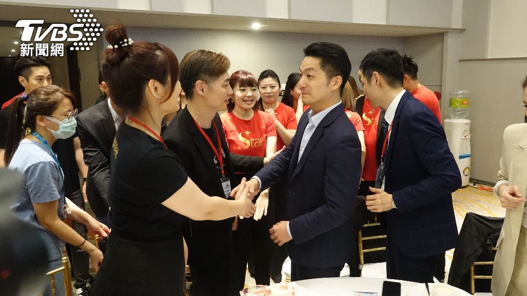 台北市長蔣萬安(右二)特地出席早餐會,與夫妻倆握手言歡。(圖/張哲鳴攝)