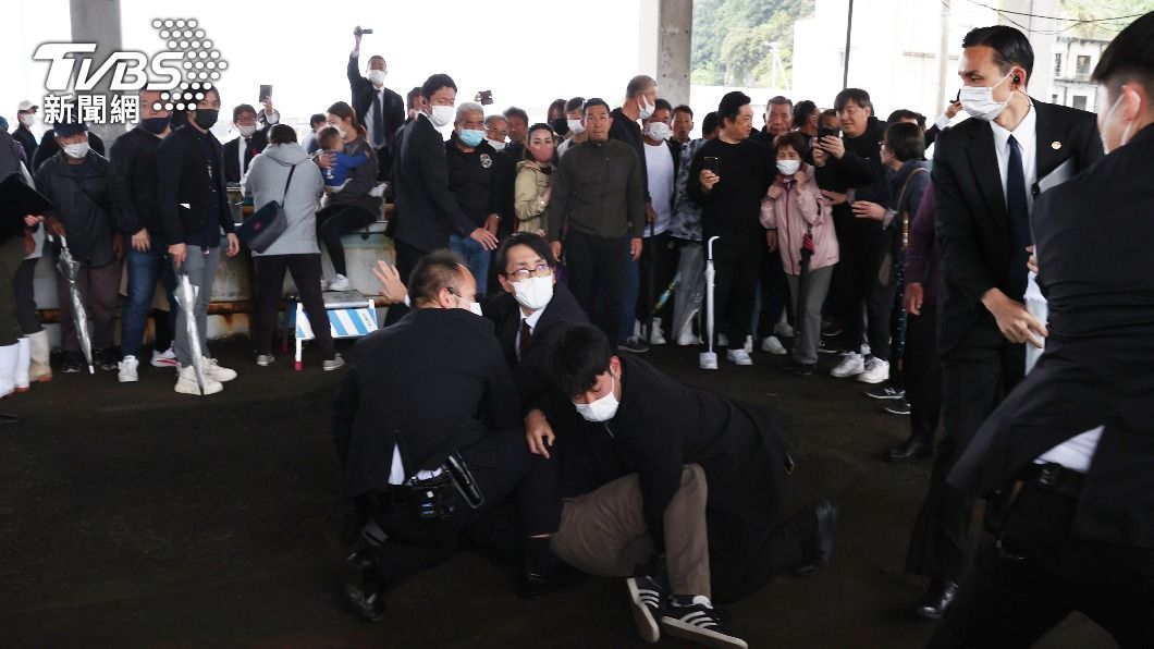 在現場的警察將男子制伏在地上。（圖／達志影像美聯社）