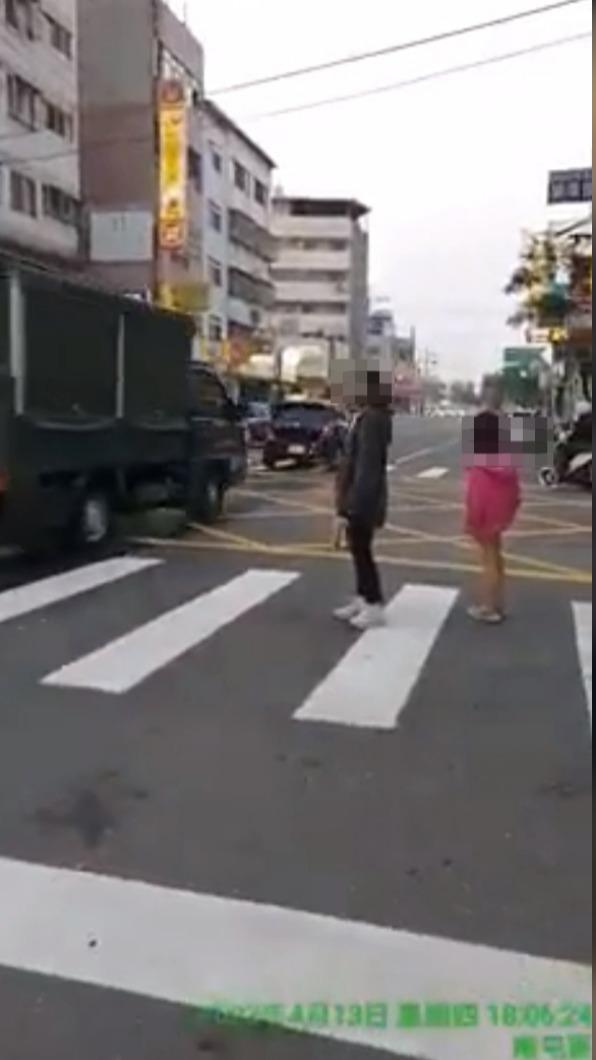 台中南屯行人過馬路車輛不禮讓。（圖／翻攝自記者爆料網）