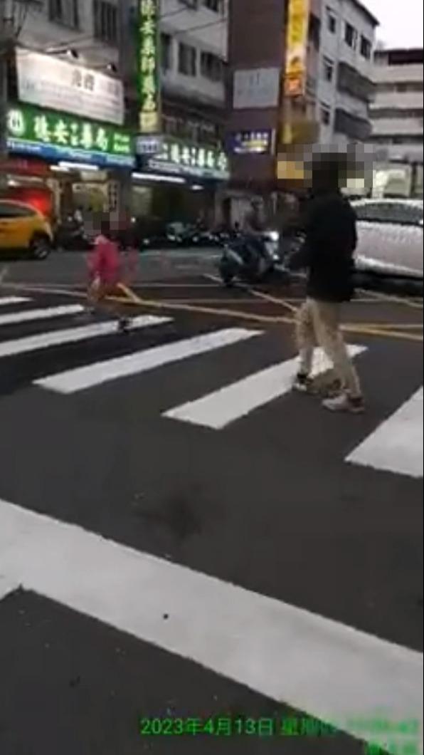 女孩想跟著女子到對街。（圖／翻攝自記者爆料網）