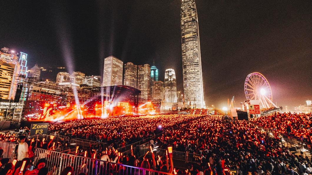 五月天演唱會單場吸引近2萬歌迷朝聖,同時更解鎖新場地,舞台前方有著無敵海景。(圖/相信音樂提供)