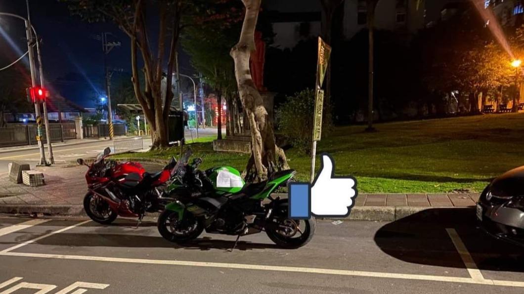 事實上騎士停車方式並未違規。（圖／翻攝自爆廢公社二館）