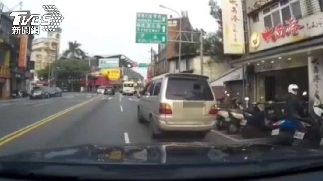 油漆工行車不穩還邊抽菸，因此遭警方攔停受檢。（圖／TVBS）
