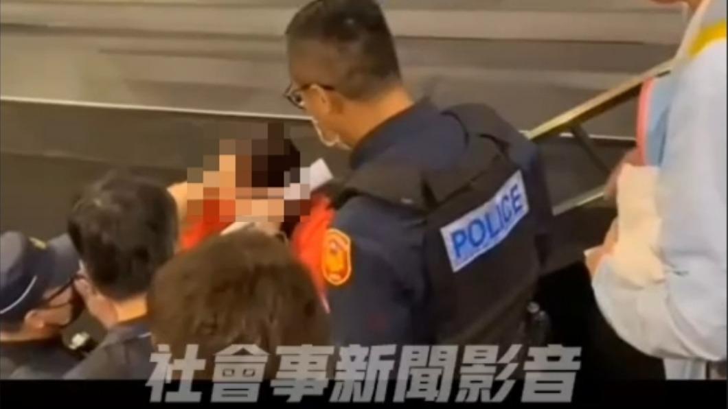 警察三催四請陳女才走。(圖/翻攝自社會事新聞影音)