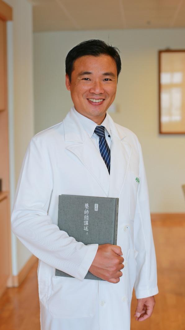 何明山醫師全臺首例療法，利用高濃度血小板血漿（PRP）為黃斑部裂孔做增生治療。(圖/花蓮慈濟醫院提供)