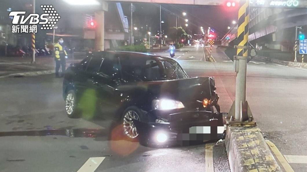 62歲男凌晨開車出門詭撞分隔島 車爛全身傷躺醫院