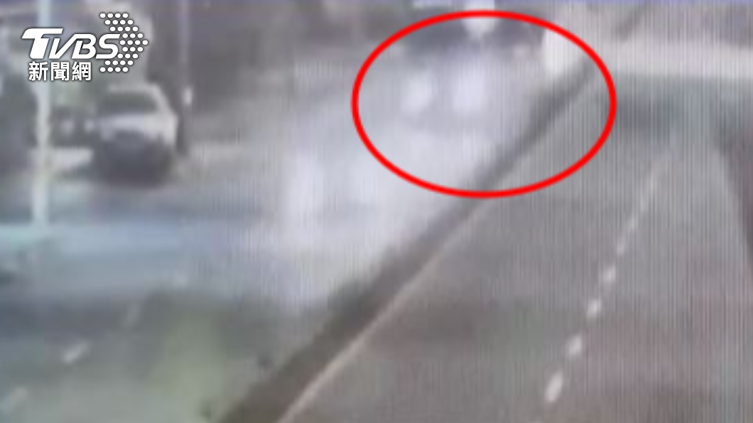 男子行駛在內側車道卻突然自撞分隔島。(圖/TVBS)