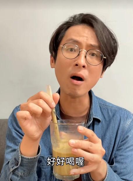 網紅甜點師「拿拿摳」認為皮蛋咖啡滿好喝的。(圖/翻攝自《厭世甜點店》YT)