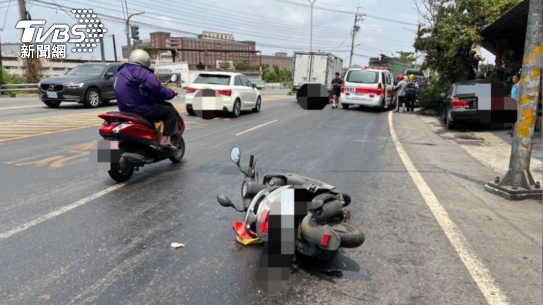 真人瑪利歐賽車?貨車黑油滴整路 4騎士中招「犁田」