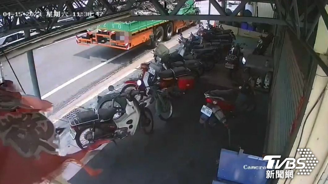 大貨車車斗漏油。（圖／TVBS）