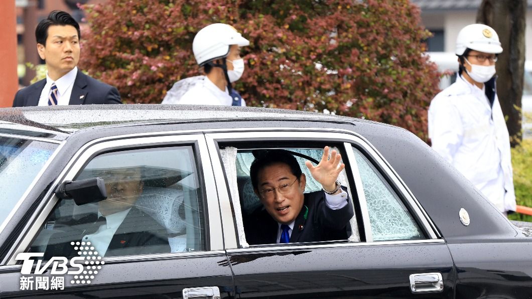 岸田文雄回到和歌山車站前發表街頭演講後，向群眾揮手致意。（圖／達志影像美聯社）