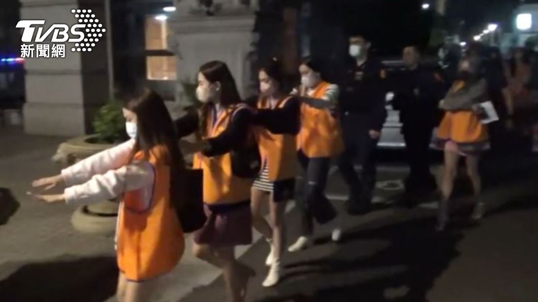 警方逮捕11名泰籍女子和4名台籍少女。（圖／TVBS）
