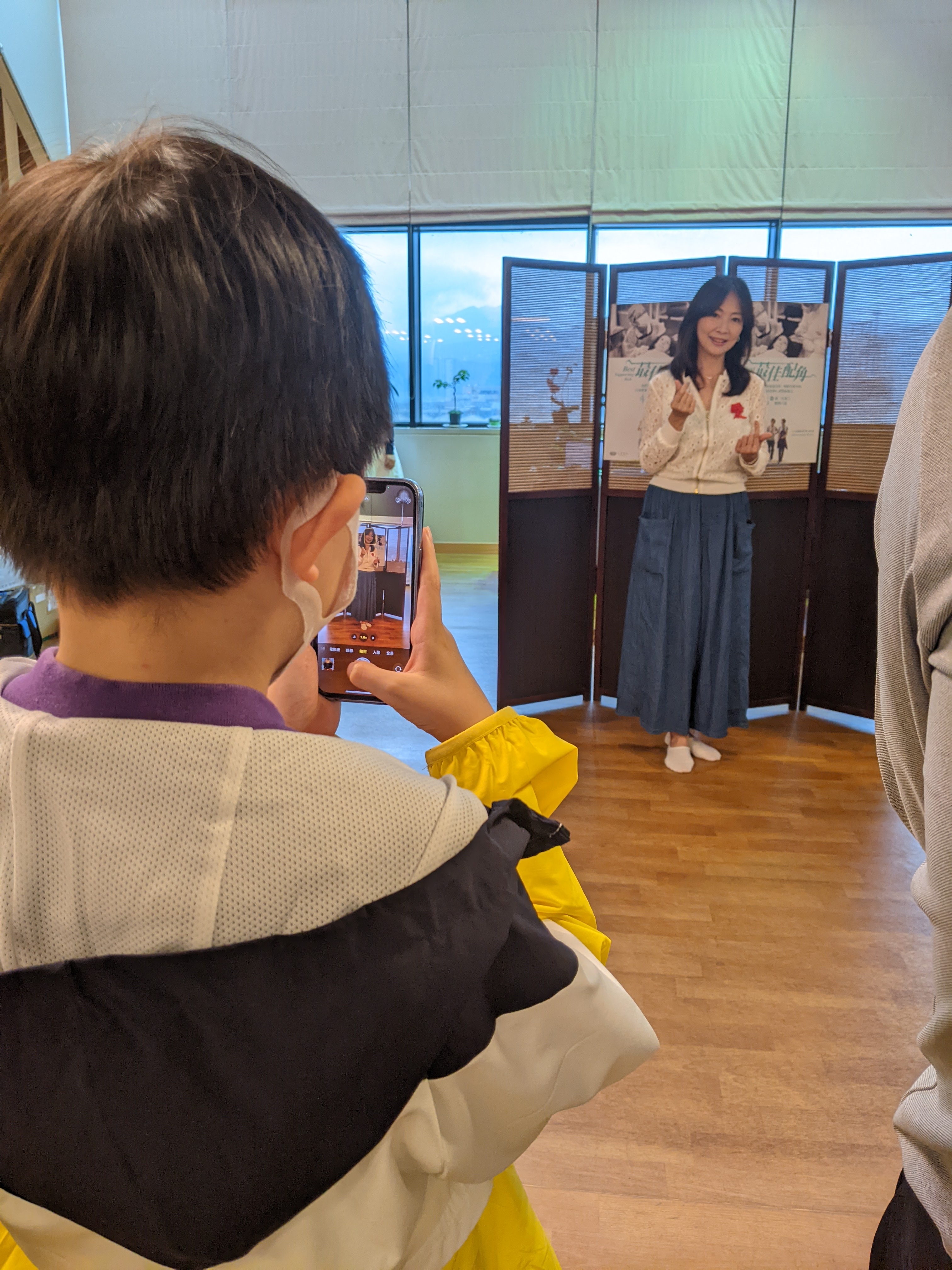 郭昱晴兒子到場支持出席,還為她拍照。(圖/大愛提供)