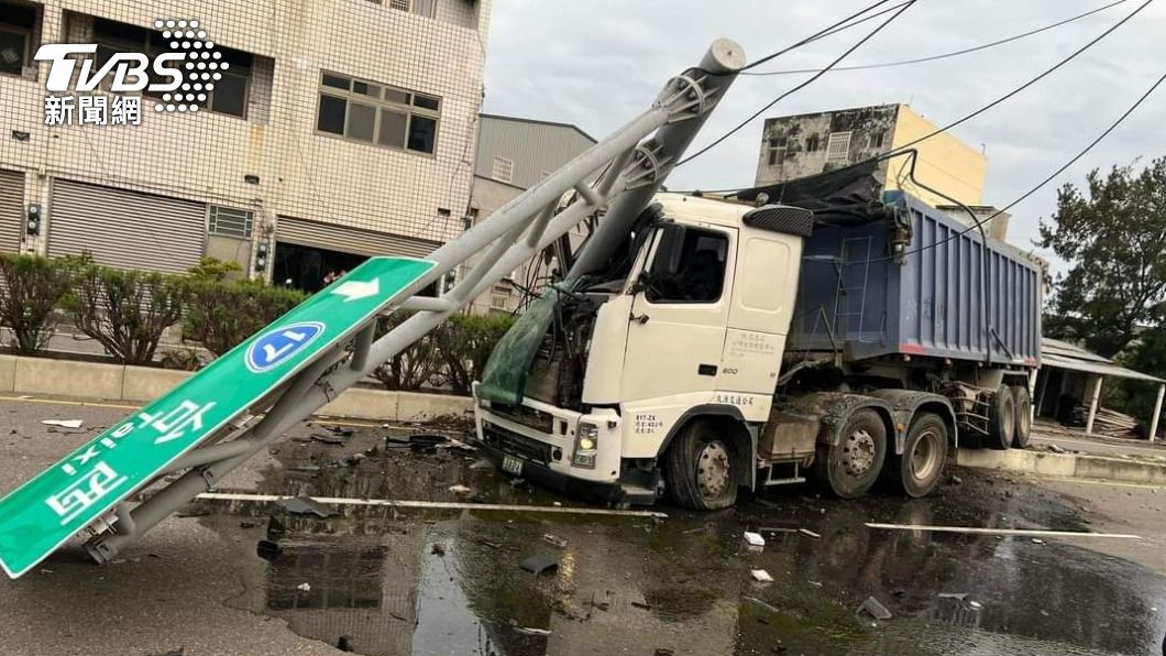 恍神釀禍?雲林大車自撞扯爆電桿 維修費恐做半年白工