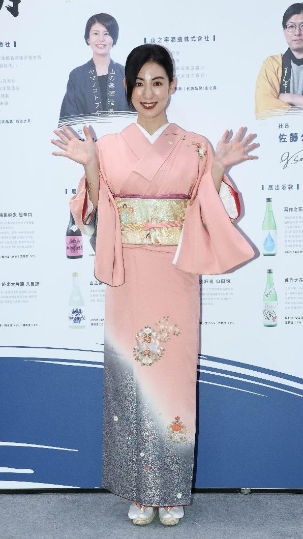 大久保麻梨子身穿百萬和服優雅現身。（圖／和心酒藏提供）