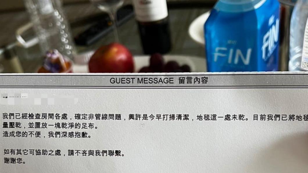 五星飯店房務前往處理時留下字條。(圖/翻攝Facebook Sara Chou)