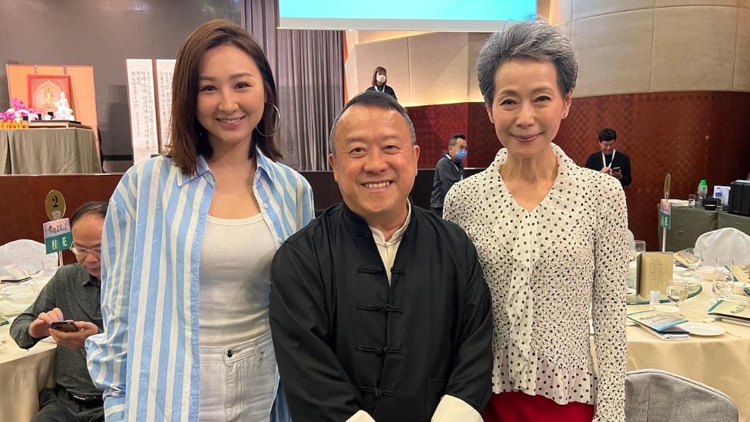 曾志偉(圖中)和高海寧(圖左)及葉童(圖右)出席慈善素宴。(圖/翻攝自@汪曼玲微博)