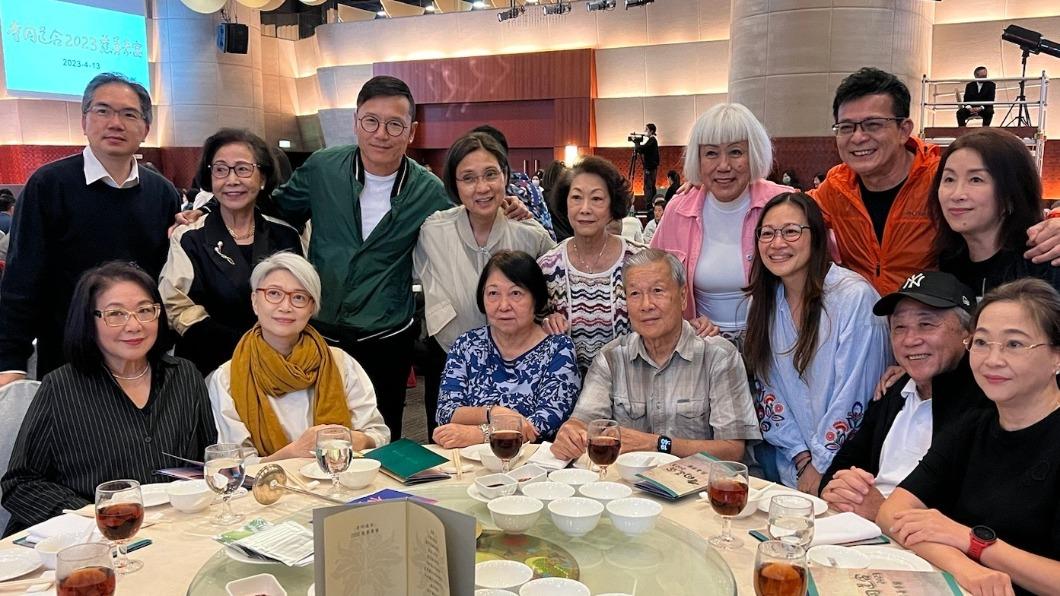 80歲的息影女演員白茵(後右四)罕見露面。(圖/翻攝自@汪曼玲微博)
