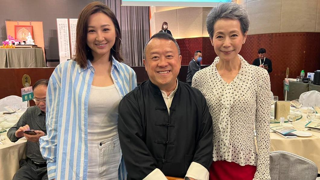 葉童現身曾志偉慶生宴。(圖/翻攝自汪曼玲 《快拍.曼鏡頭》 臉書)