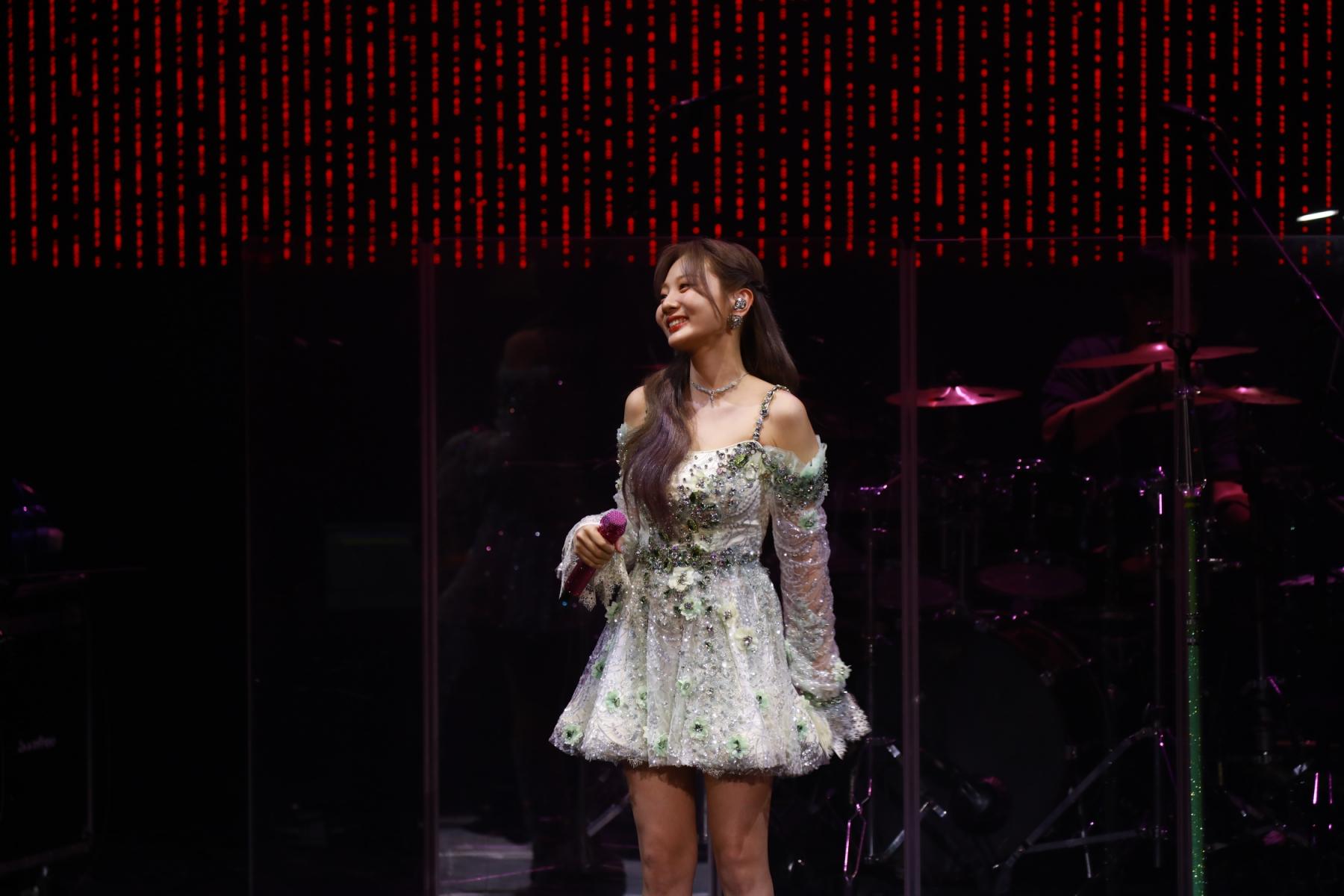 相隔3年再來台,安智煐超驚喜台北演唱會門票售罄,也緊張到衣服不小心勾到裙子。(圖/日出娛樂提供)