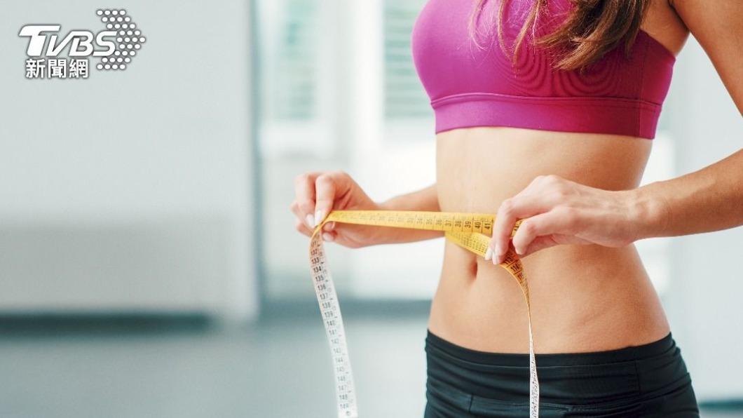 病患認為,刻意節食和多吃水果可以讓身體健康。(示意圖/shutterstock達志影像)