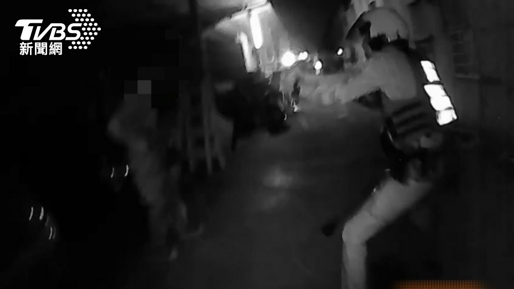 鬼祟藏毒被盯上!工人跳機車逃逸遭拉下 警怒開一槍逮人