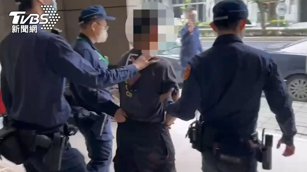 男子被警方送辦。(圖/TVBS)