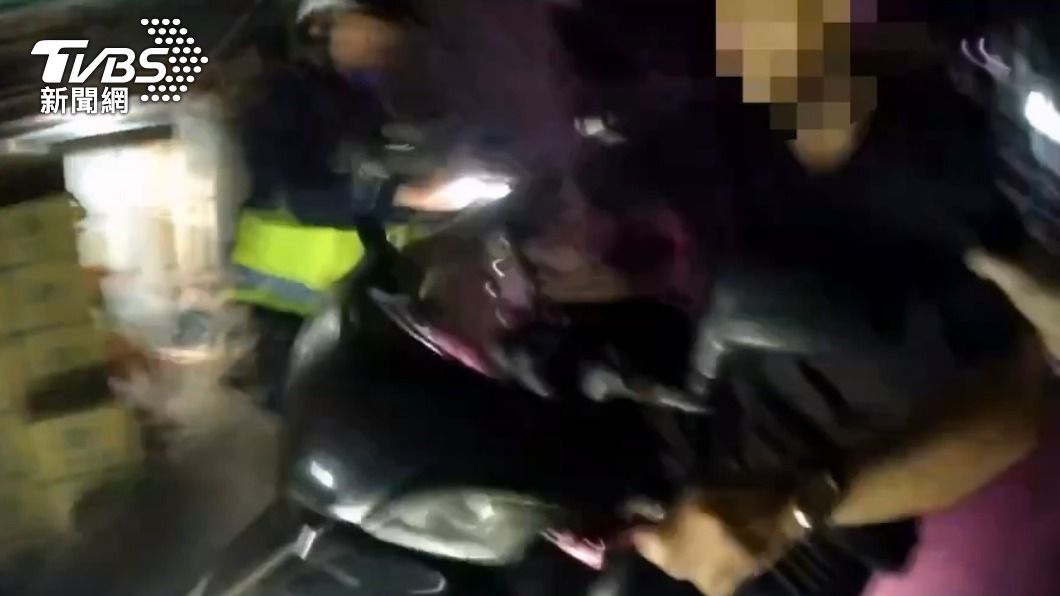 男子上機車遭警方攔下。(圖/TVBS)
