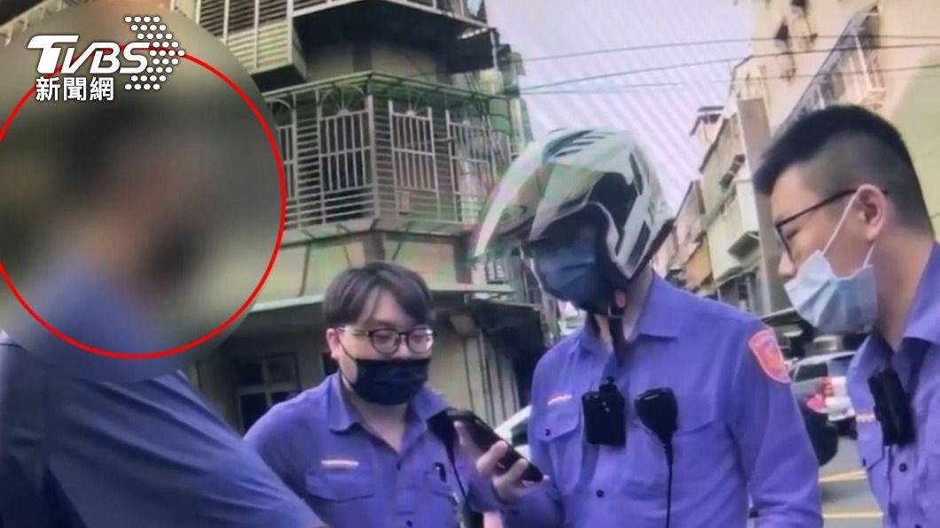 男子假冒員警穿制服巡邏。（圖／TVBS）