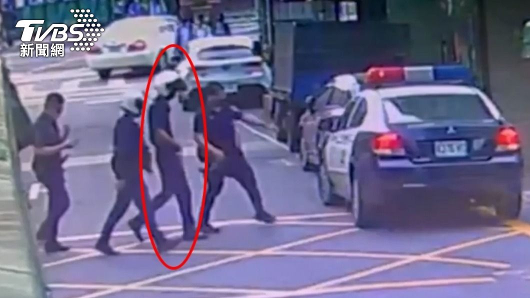 假警察被正牌員警帶回派出所。(圖/TVBS)