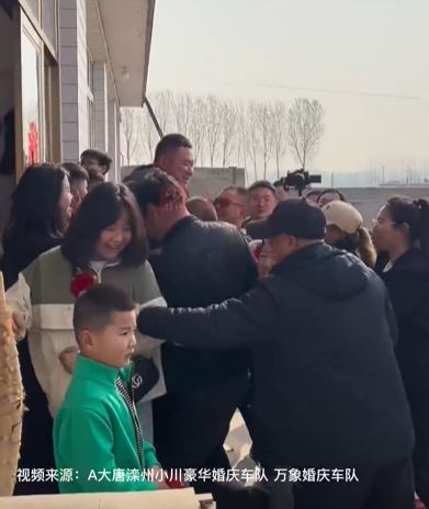 親友瘋狂討錢,整整1小時不放新郎進去。(圖/翻攝自微博)