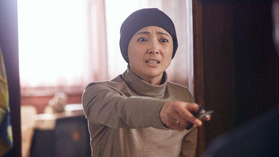 阿喜罹乳癌！　《暗夜微光》情緒勒索失控「抱女兒跳樓」