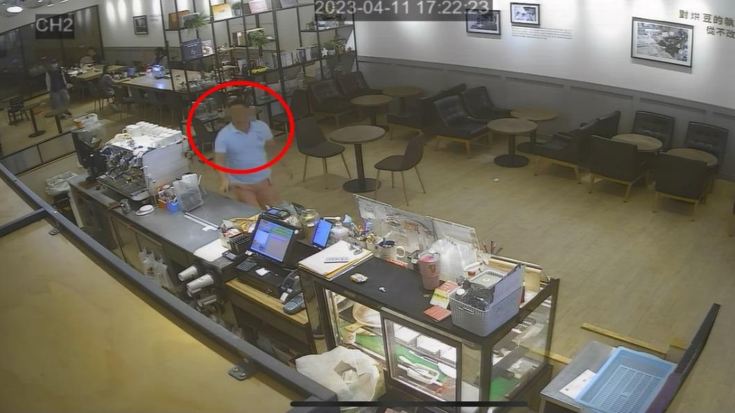 郭男不滿走回櫃台嗆店員。（圖／翻攝自麻豆人大集合）