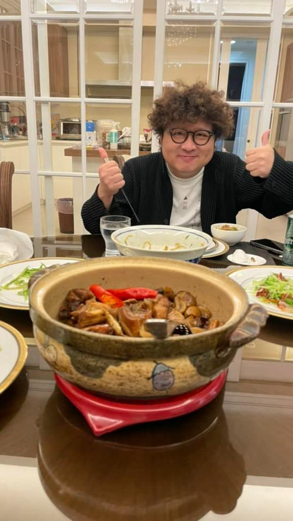 于美人日前邀請納豆到家中作客。(圖/翻攝自于美人臉書)