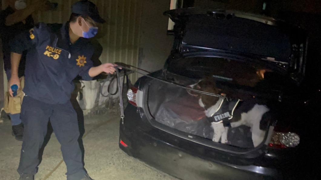 這次檢警還特別出動緝毒犬查緝毒品。（圖／保三總隊提供）
