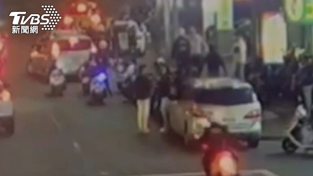 轄區警方獲報到場。(圖/TVBS)