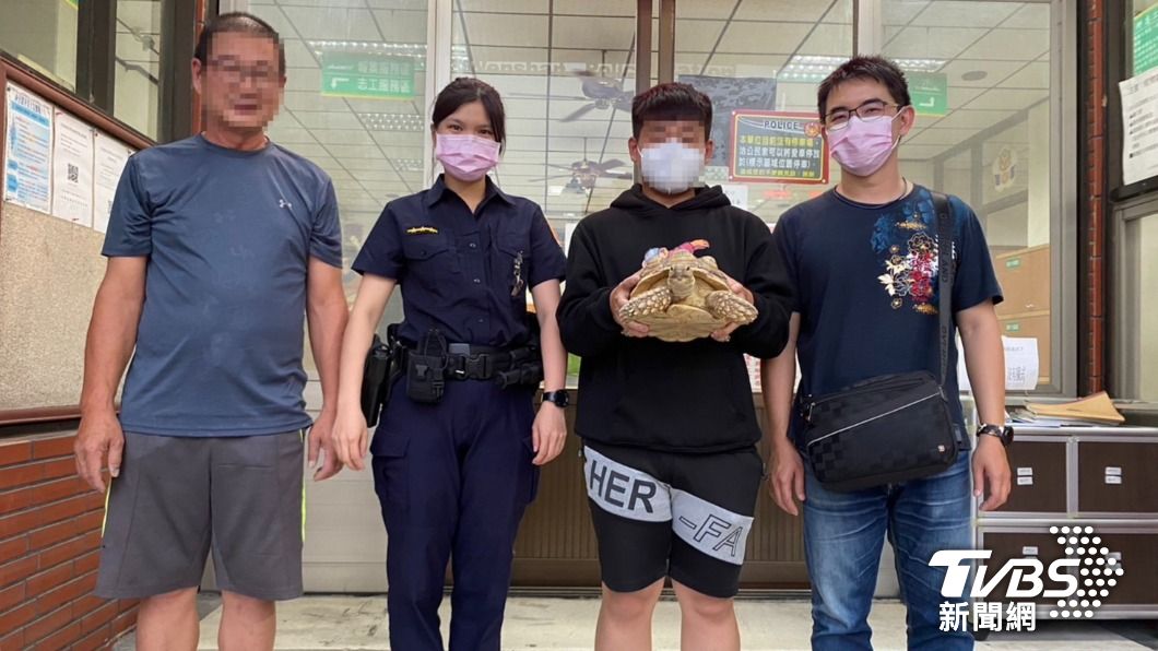 戴男丈夫帶子上警局致謝。(圖/TVBS)