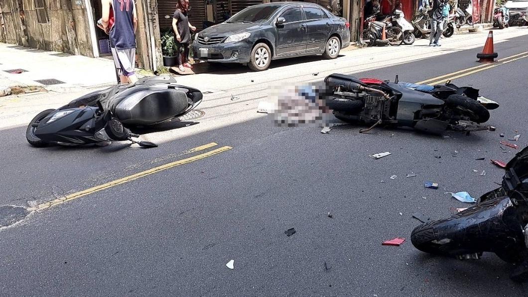 目擊者表示,不之什麼原因突然一輛機車衝入對向車道,由於衝擊力過大,波及到對向兩台機車,造成三輛機車倒在路中間。(圖/民眾提供)