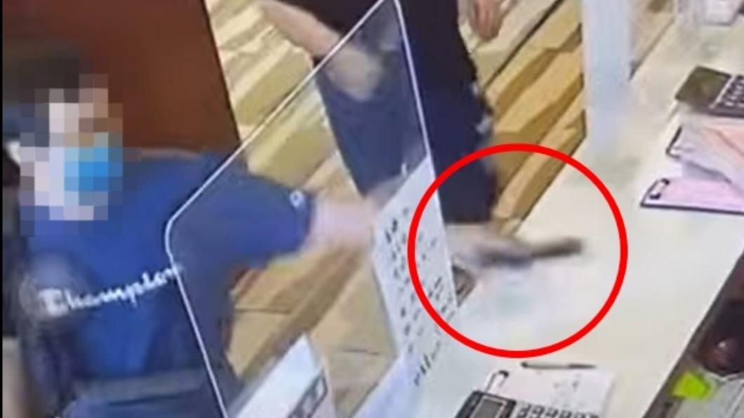 帶狗吃羊肉爐被拒接!他亮槍恐嚇店員迅速被抓 網:真丟臉