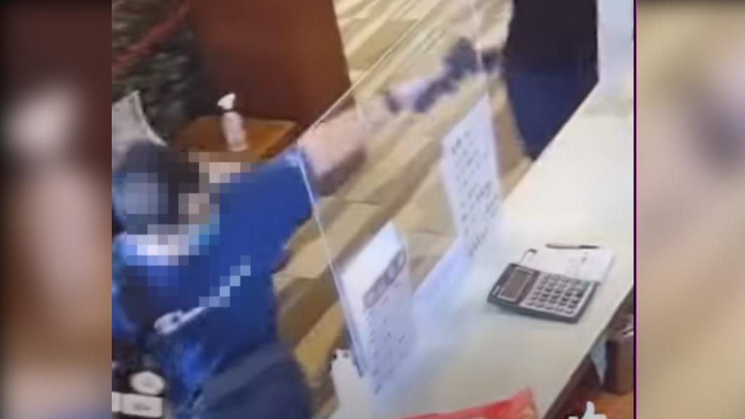 謝嫌要女店員小心一點。(圖/翻攝自爆料公社)