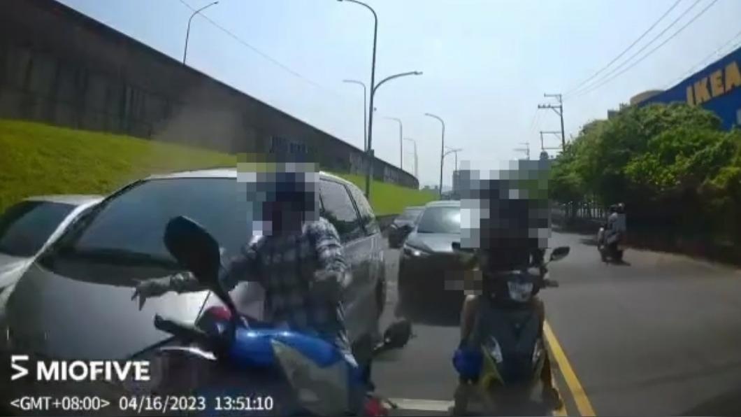 休旅車未減速直直衝!撞停紅燈4汽車、1機車 1女受傷送醫