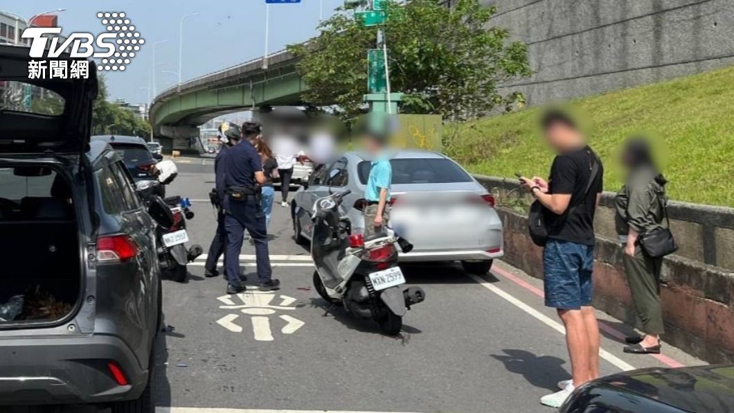轄區警方獲報到場。(圖/TVBS)