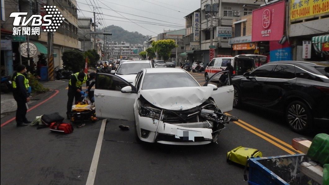 恐怖情人!他街頭砍女友強行押走 衝撞前車後險波及10機車