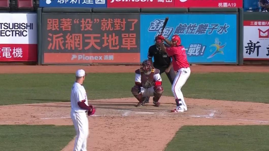 味全龍隊球星林智勝打出生涯第300轟。(圖/翻攝自CPBL 中華職棒臉書)