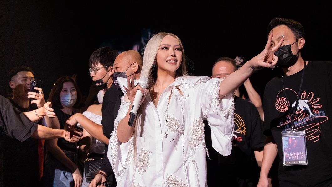張惠妹感謝歌迷陪她完成這10場演出。(圖/聲動娛樂提供)
