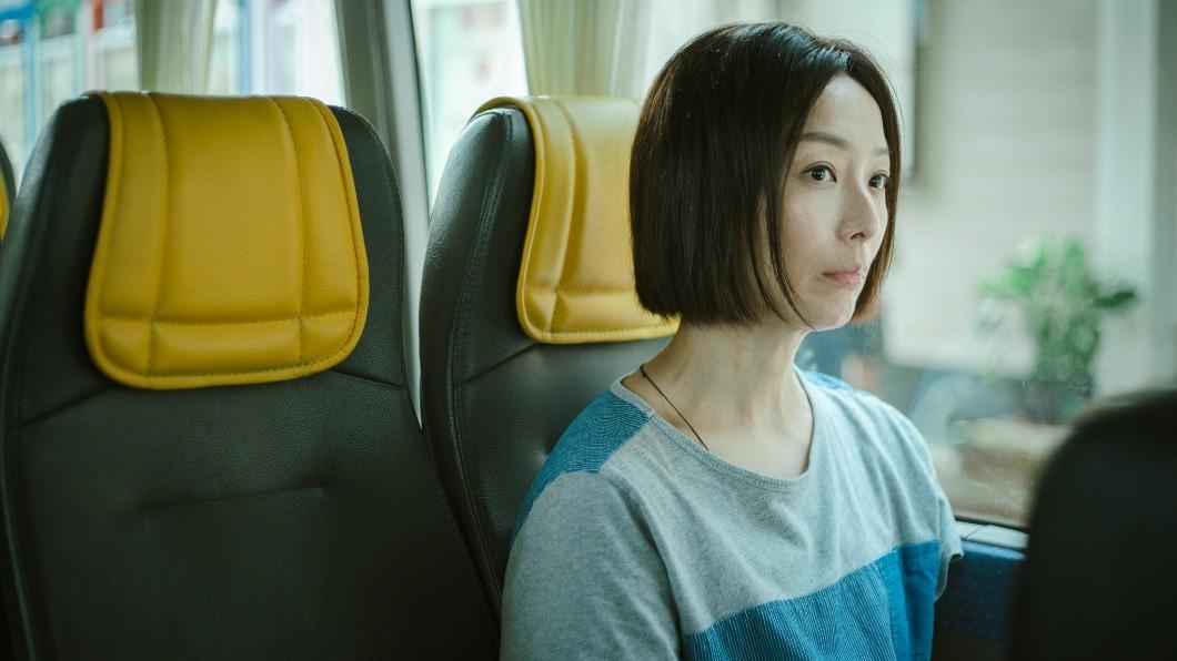 鄭秀文在電影《流水落花》中,飾演一位寄宿家庭的媽媽陳天美。(圖/甲上提供)
